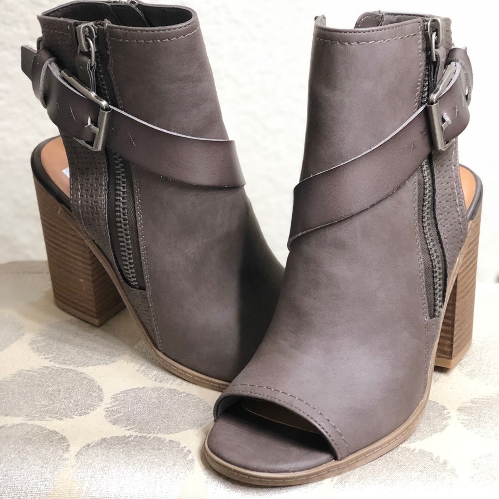 NWT Target dv brand heels.